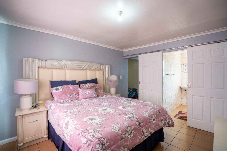 5 Bedroom Property for Sale in Electric City Western Cape